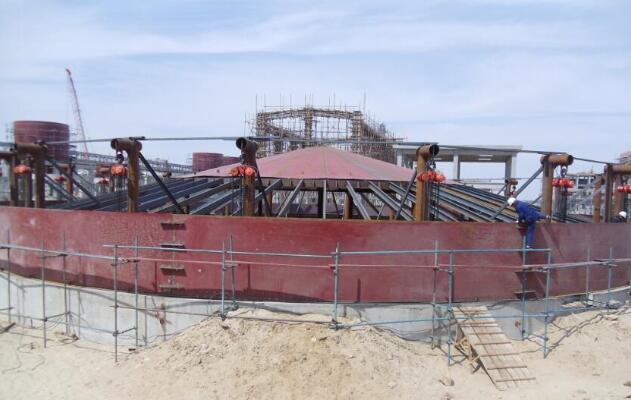 油罐電動葫蘆施工現(xiàn)場