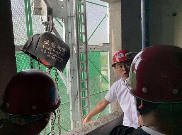 北京凌鷹爬架電動葫蘆施工現(xiàn)場